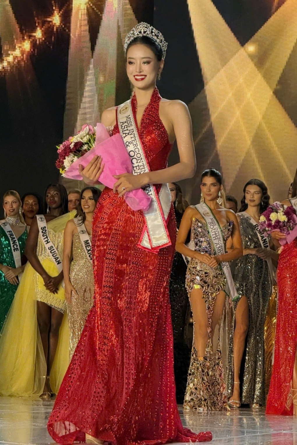 Bùi Khánh Linh, 22 tuổi, giành ngôi á hậu 3 trong chung kết Miss Intercontinental 2024, sáng 7/12 (giờ Hà Nội).