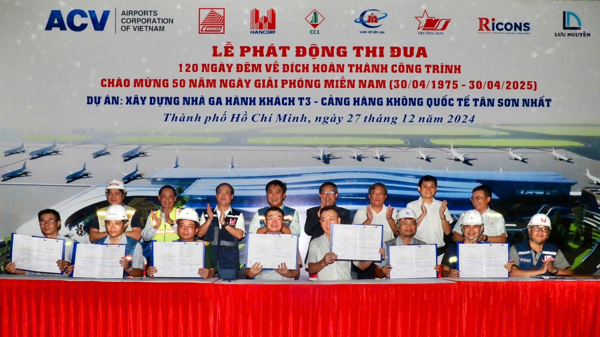 Các nhà thầu kí cam kết thi đua (ảnh H.H)