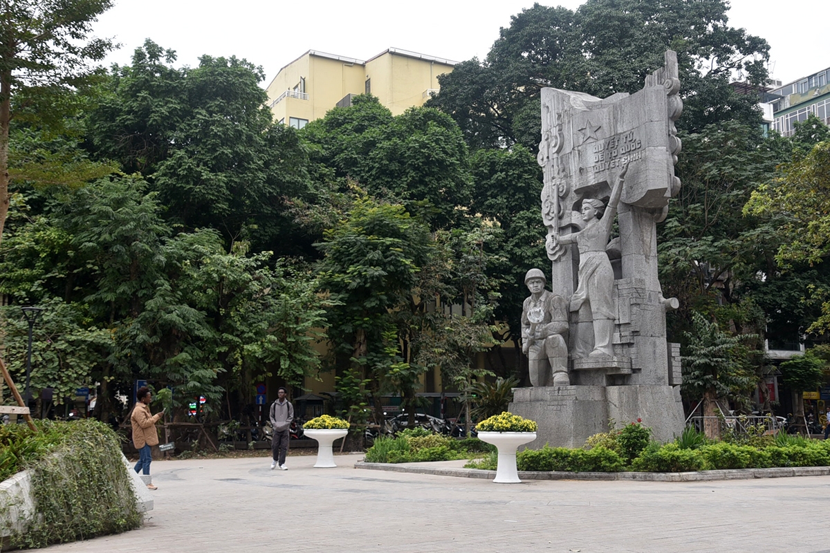 Sau khi được cải tạo, vườn hoa <a href="https://vov.vn/xa-hoi/can-canh-loat-vuon-hoa-vuon-dao-o-ha-noi-dang-duoc-cai-tao-chinh-trang-post1065925.vov" target="_blank">Vạn Xuân</a> đã mang một diện mạo tươi mới, khiến không ít người dân thích thú với hệ thống nhạc nước kết hợp ánh sáng nhiều màu sắc đã tạo nên sân chơi mới cho trẻ em và giới trẻ Thủ đô.