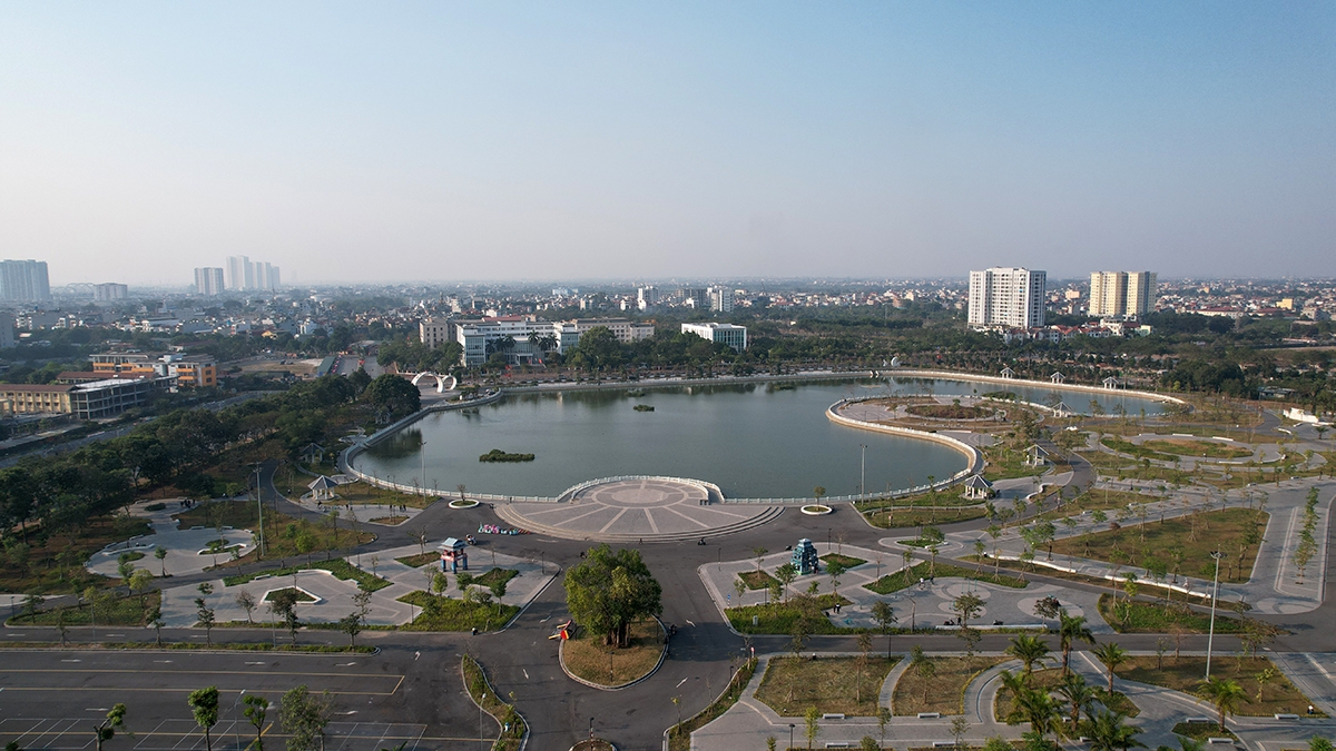 Công viên, hồ thuộc phường Ngọc Thụy có diện tích 6,86ha, gồm mặt nước 3,36ha; công viên, cây xanh, quảng trường và các công trình kiến trúc khác, đồng bộ có diện tích khoảng 3,5ha.