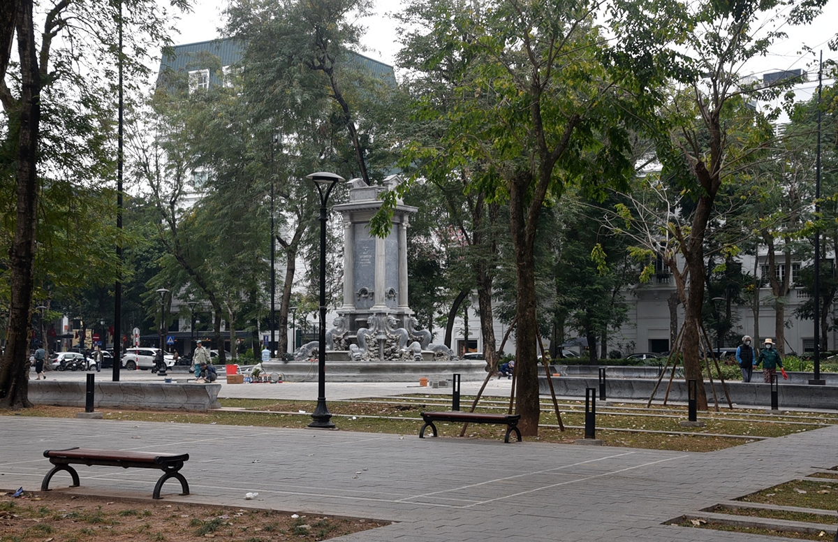 Đài phun nước Con Cóc nằm tại vườn hoa Diên Hồng thuộc địa bàn phường Tràng Tiền (quận Hoàn Kiếm, TP Hà Nội)  mảnh ghép cuối cùng trong việc cải tạo diện mạo vườn hoa Diên Hồng và cảnh quan khu vực xung quanh.