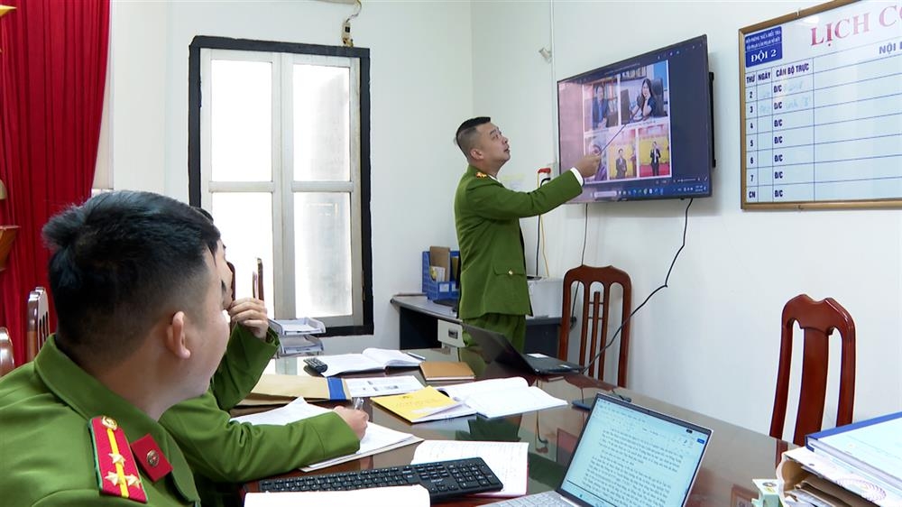 Lực lượng chức năng nghiên cứu tài liệu, khoanh vùng, đấu tranh với các đối tượng trong vụ án.
