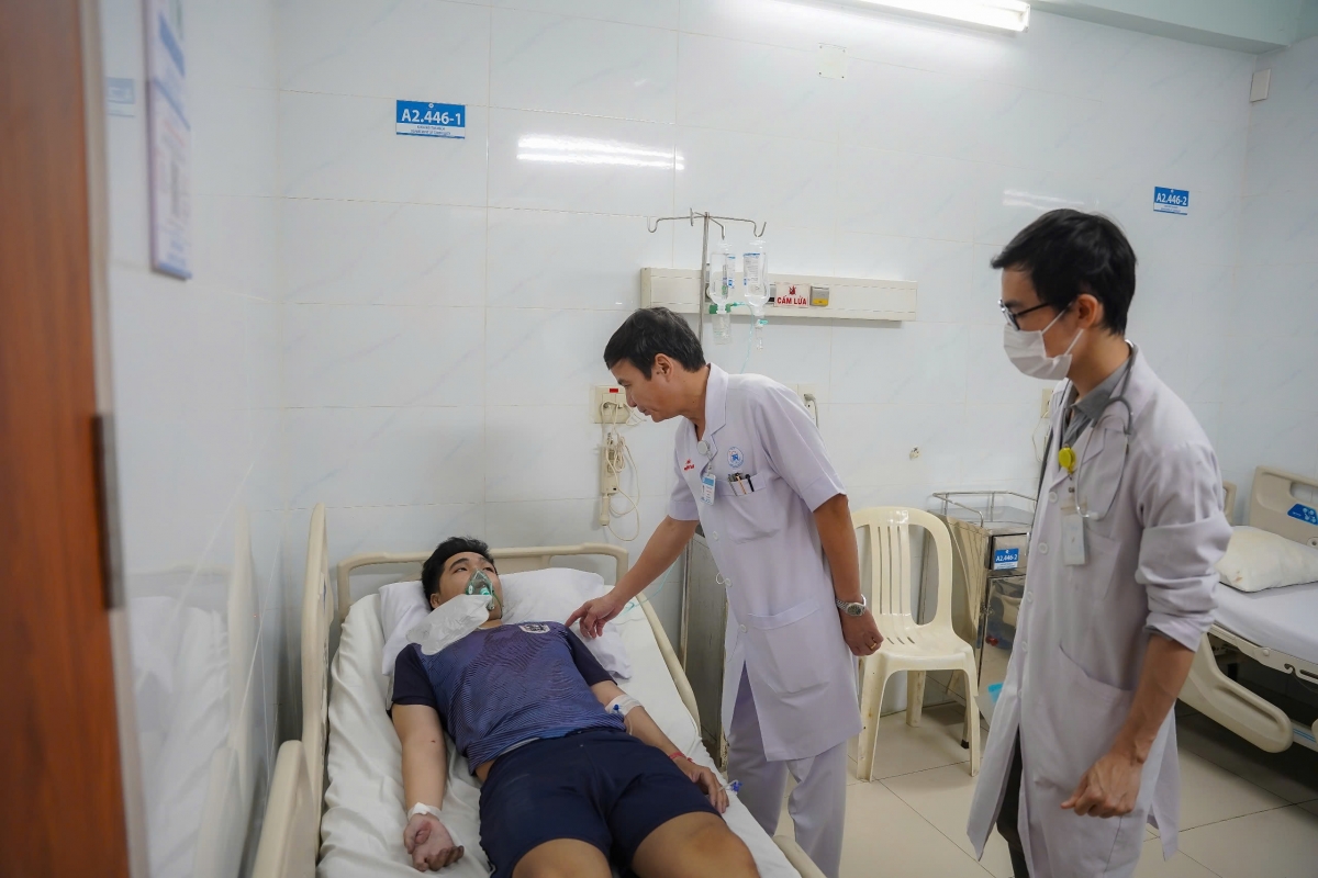 Ban Giám đốc bệnh viện đến thăm hỏi động viên các nạn nhân (Ảnh BVCC)