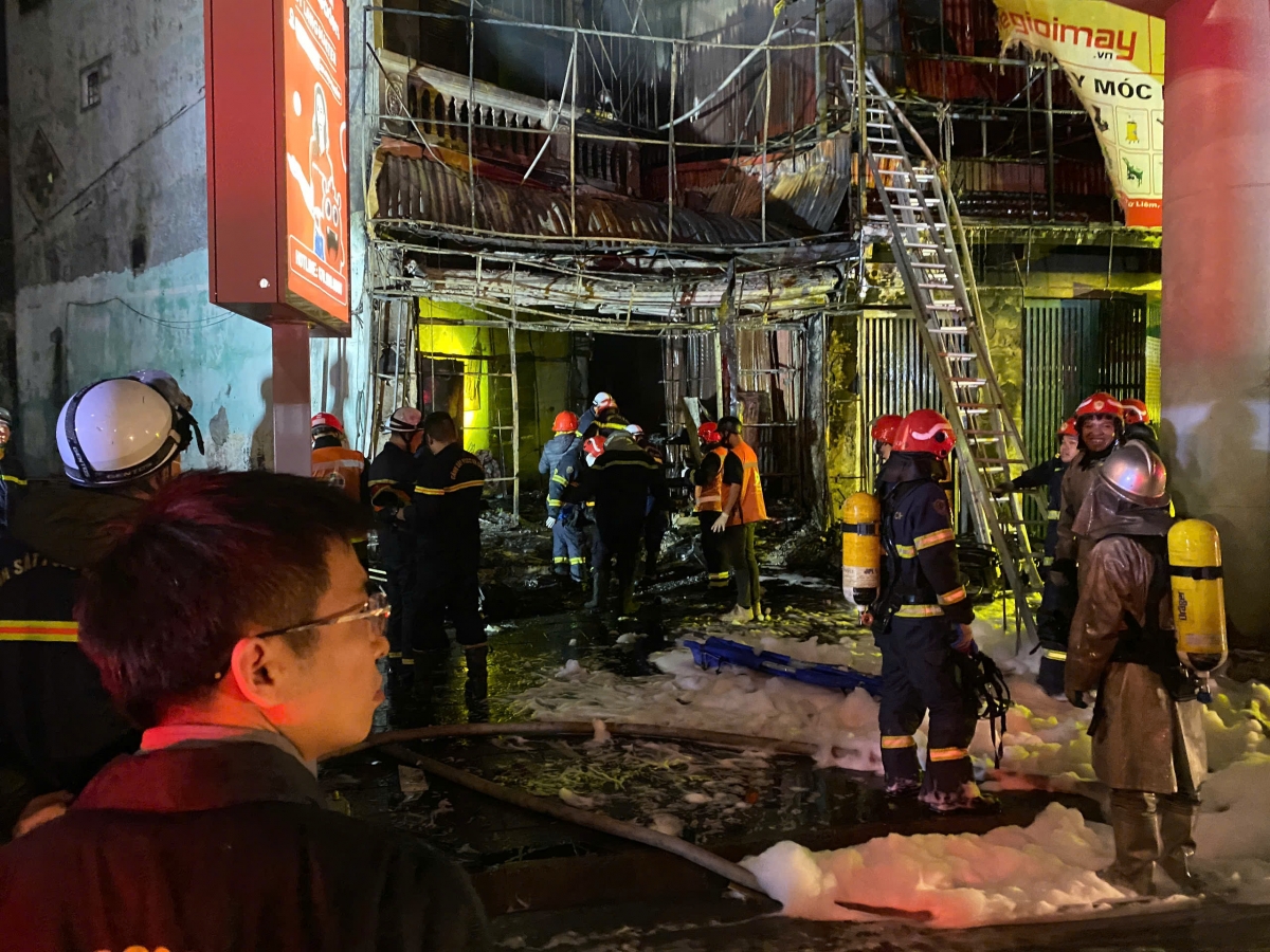 Đội cứu hộ Fas Angel tham gia "giải cứu" nạn nhân trong vụ cháy quán cà phê đêm qua (Ảnh: NVCC)