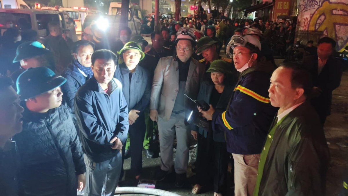 Bí thư Thành ủy Hà Nội Bùi Thị Minh Hoài, Giám đốc Công an Hà Nội Nguyễn Hải Trung trực tiếp có mặt tại hiện trường chỉ đạo công tác cứu hộ, cứu nạn. Ảnh: Chu Dũng - Hà Nội Mới.
