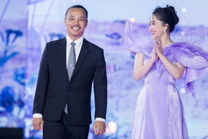 Khánh Thi cho biết cô và tình cũ Chí Anh không vướng bận chuyện xưa nên hai gia đình thân thiết, hợp tác nhiều công việc, thậm chí vợ Chí Anh xem 'Nữ hoàng dancesport' như chị gái.