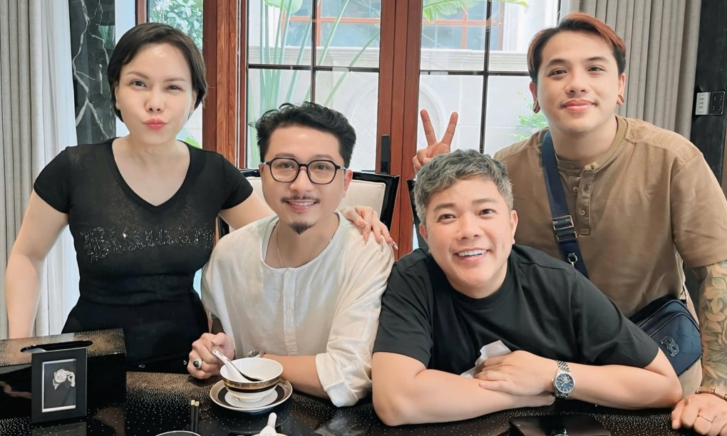 Vợ chồng Việt Hương - Hoài Phương cùng các đồng nghiệp Hoàng Mèo, Hứa Minh Đạt chuẩn bị nhiều món nghệ sĩ Chí Tài yêu thích, làm đám giỗ cho anh trưa 9/12.