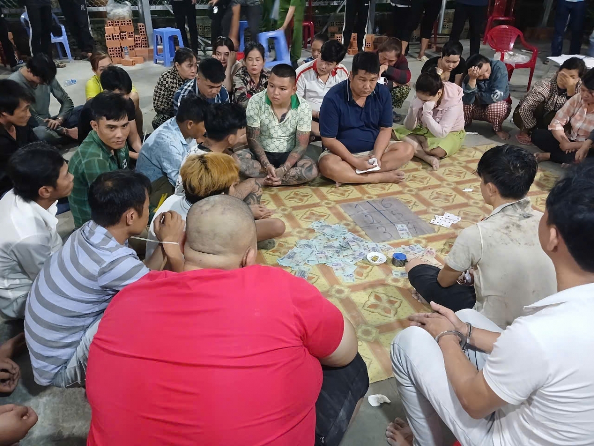 Cảnh sát hình sự nổ súng vây bắt sòng bạc khủng ở Tân Trụ, Long An (Ảnh: Thanh Chương) 