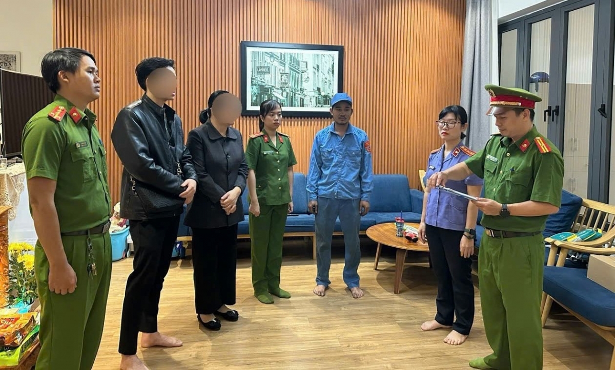 Cơ quan Cảnh sát điều tra Công an thành phố Đà Nẵng tống đạt các quyết định và khám xét nơi ở của Huỳnh Thị Thanh H.