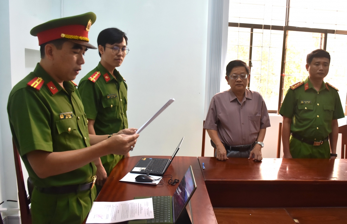 Cơ quan Cảnh sát điều tra Công an tỉnh Bạc Liêu tống đạt Quyết định khởi tố bị can và lệnh bắt tạm giam đối với Lê Minh Tuệ