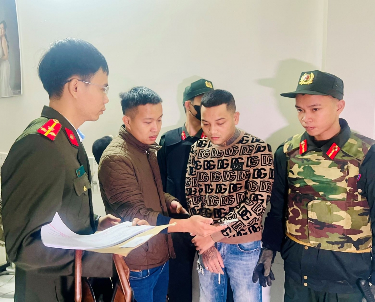 Công an Thừa Thiên Huế chia thành 6 tổ công tác đồng loạt khám xét khẩn cấp đối với các đối tượng chủ chốt trong đường dây