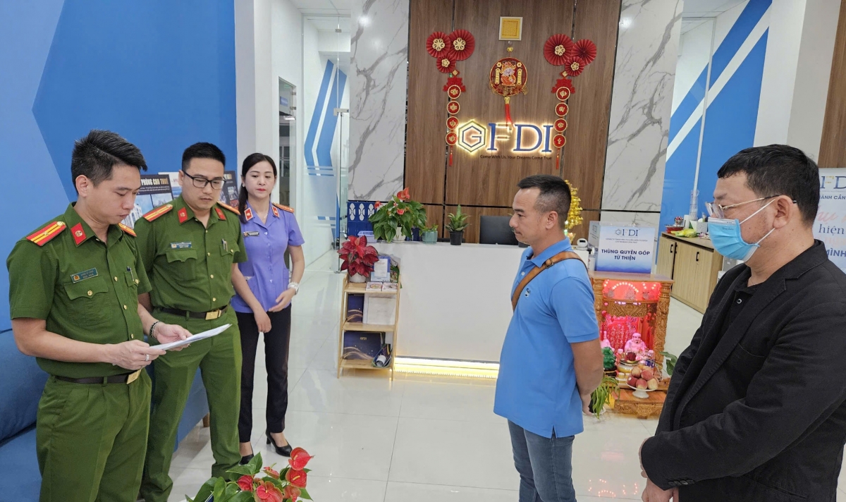 Công an khám xét tại TP Cần Thơ