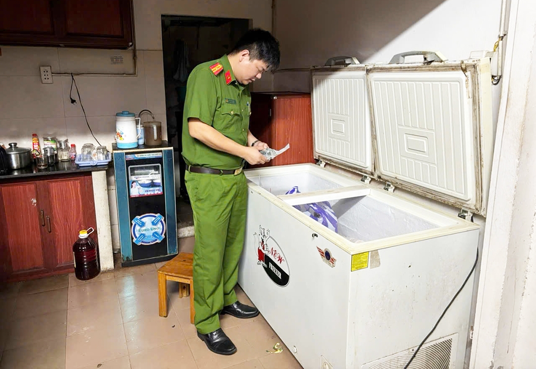 Công an kiểm tra các sản phẩm giò chả