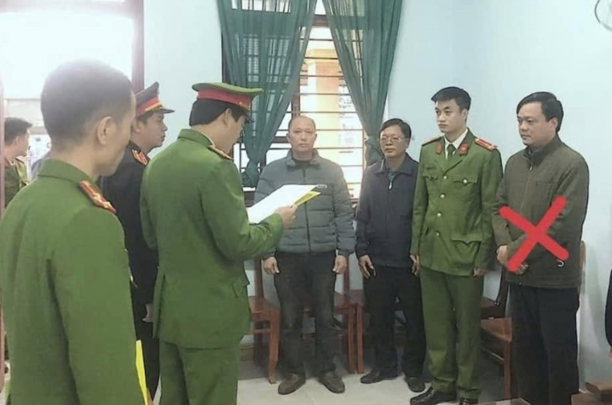 Công an thị xã Ba Đồn đọc lệnh bắt tam giam đối với Trần Anh Cường (người được đánh dấu X)