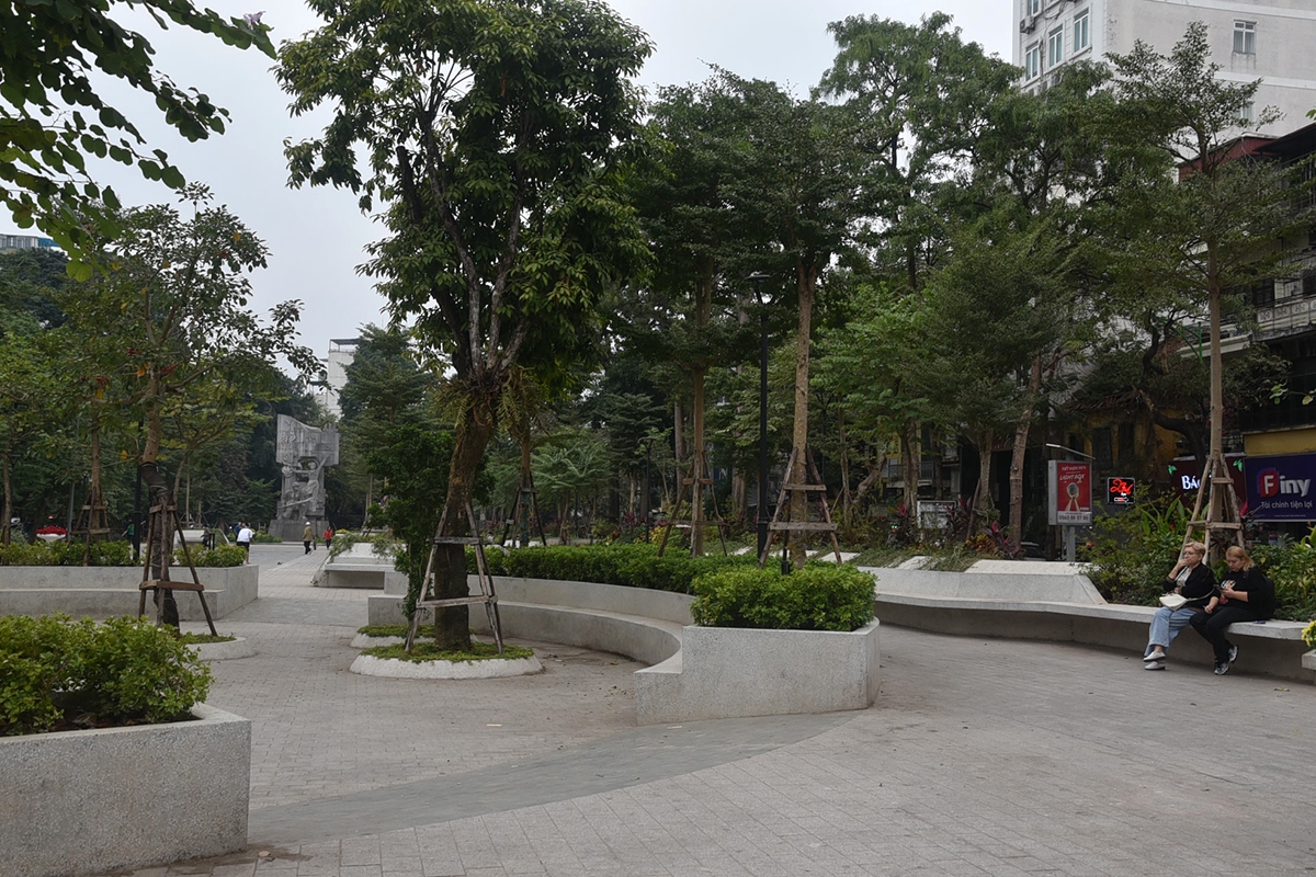 Vườn hoa Vạn Xuân (tên gọi cũ là Vườn hoa Hàng Đậu), diện tích khoảng 4.200m2, nằm giáp phố Phan Đình Phùng và phố Quán Thánh (quận Ba Đình), một mặt gần ngã tư Hàng Cót - Hàng Đậu (quận Hoàn Kiếm) được cải tạo. Đây là một trong những vườn hoa có vị trí đẹp, gìn giữ nhiều giá trị lịch sử của Hà Nội.