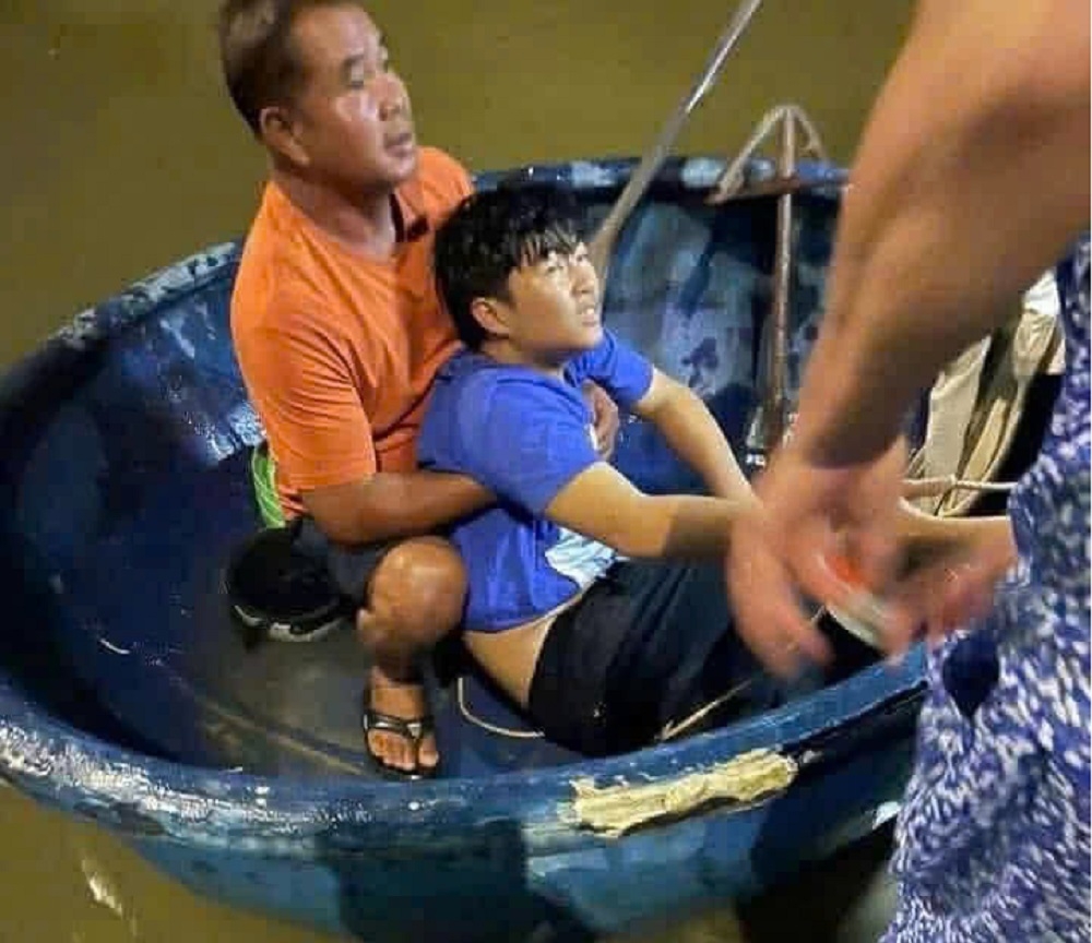 Cứu vớt người bị văng khỏi cầu, rơi xuống sông Dinh. Ảnh: CABT