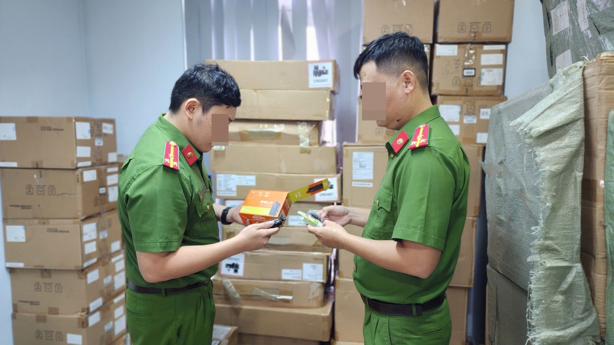 Hiện Phòng Cảnh sát kinh tế Công an thành phố Đà Nẵng đã lập biên bản, tạm giữ toàn bộ số hàng hoá thuốc lá điện tử