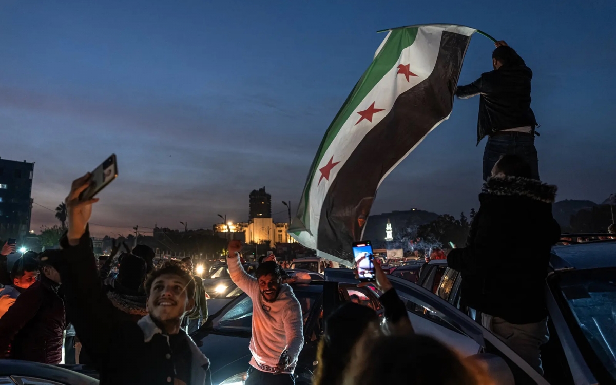 Những người ủng hộ phe đối lập Syria tại trung tâm thủ đô Damascus sau khi chính phủ Assad sụp đổ. Ảnh: Nytimes