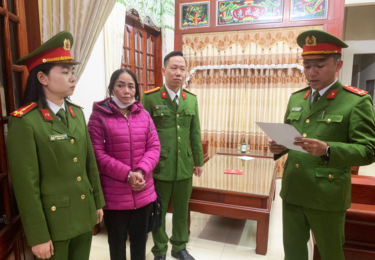 Đặng Thị Liên nghe đọc lệnh bắt giữ