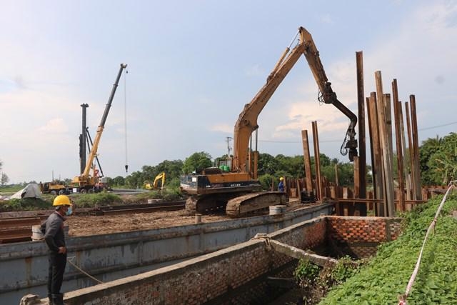Một lượng vốn tương đối lớn chưa thể giải ngân do nhiều bộ, ngành, địa phương chưa phân bổ chi tiết vốn, điều chuyển vốn chậm trễ. (Ảnh minh họa: KT)