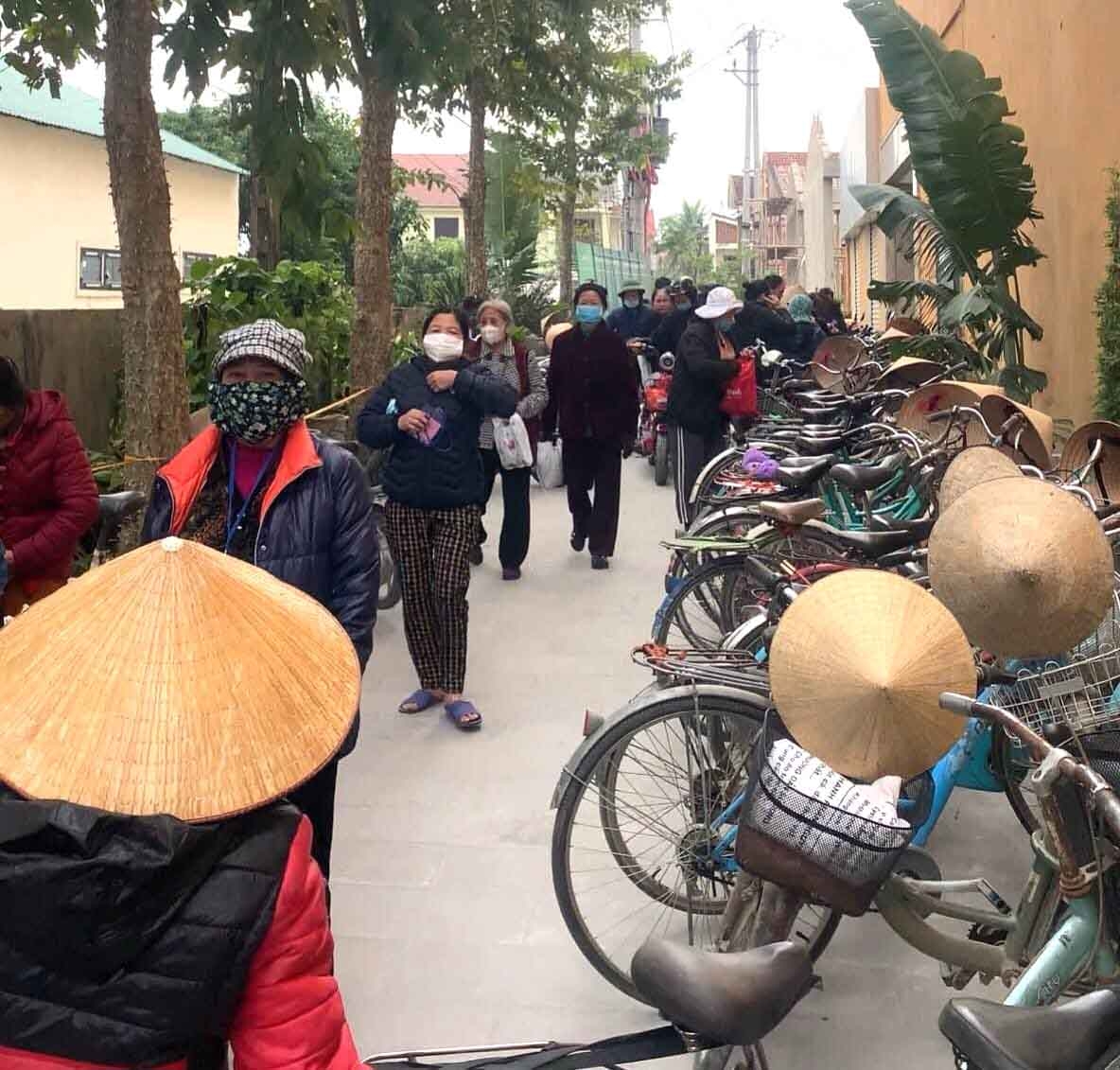 Nhiều người già kéo đến để nghe giới thiệu sản phẩm tại sự kiện biến tướng bán hàng đa cấp ở Nghệ An. Ảnh: HĐ.