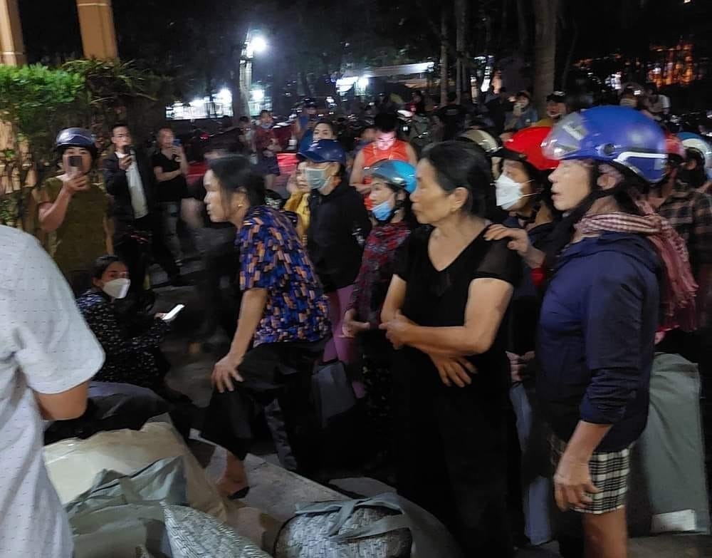 Người dân thị trấn Tân Kỳ, Nghệ An trong mọt vụ bị lôi kéo mua hàng đa cấp. Ảnh: HĐ.