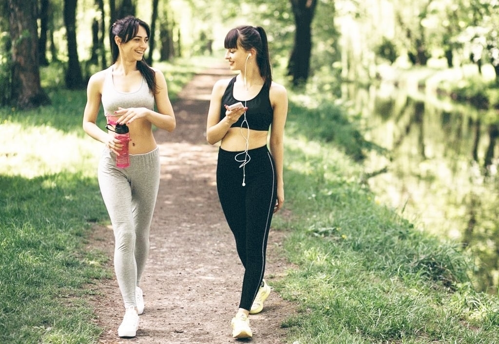 Đi bộ 30 phút mỗi ngày giúp cải thiện sức khỏe, phát triển cơ bắp và hỗ trợ giảm cân hiệu quả. (Ảnh minh họa)