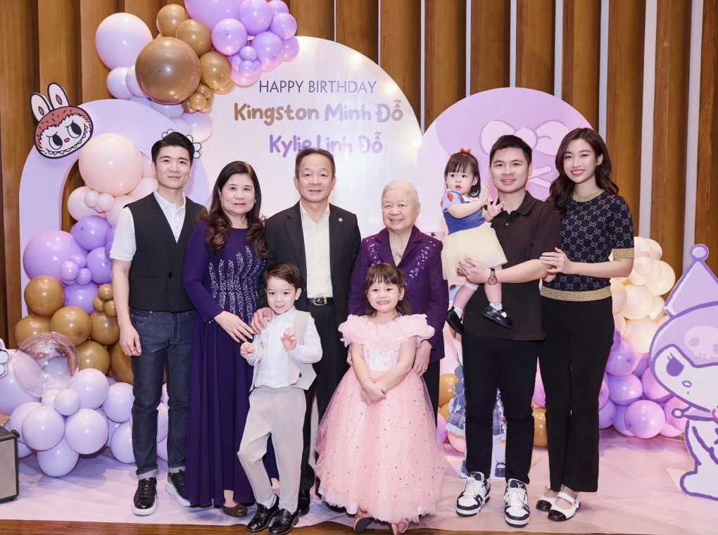 Bốn thế hệ gia đình chồng Hoa hậu Đỗ Mỹ Linh quây quần trong tiệc sinh nhật của cặp song sinh nhà anh trai chồng. (Nguồn: FBNV)
