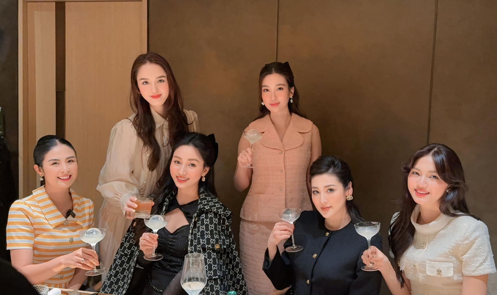 Đỗ Mỹ Linh (đứng bên phải) đi ăn cùng các nàng hậu gồm Ngọc Hân, Hoàng Anh, Trà My, Thanh Tú, mở tiệc mừng Tú Anh tái xuất sau một tháng sinh em bé thứ hai. (Nguồn: FBNV)