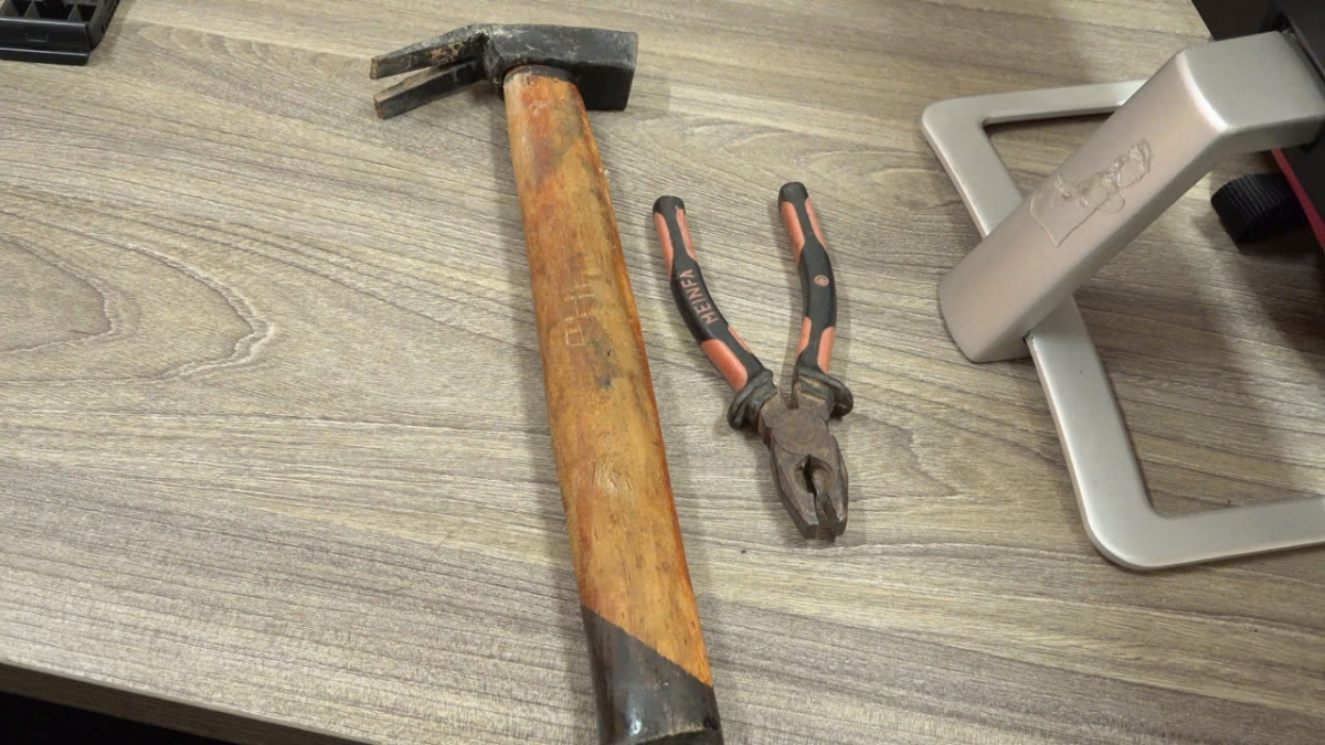 Đối tượng sử dụng kìm, búa phá cửa để trộm tài sản