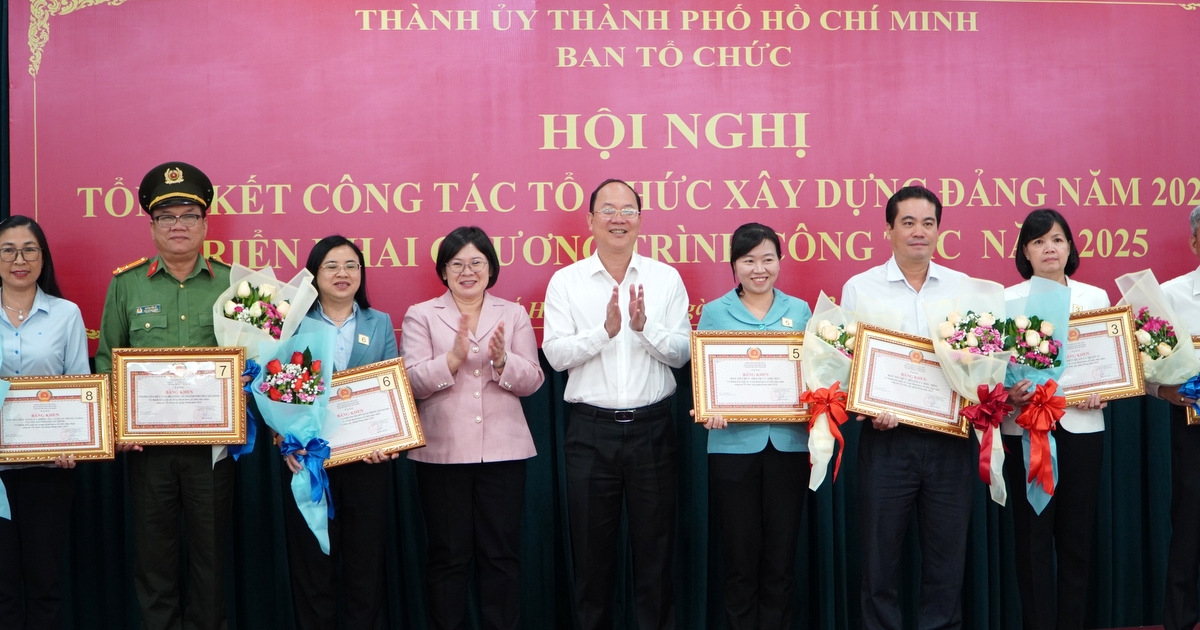 Ban Thường vụ Thành ủy TP.HCM tặng bằng khen cho các cá nhân và tập thể có thành tích xuất sắc (ảnh L.V)