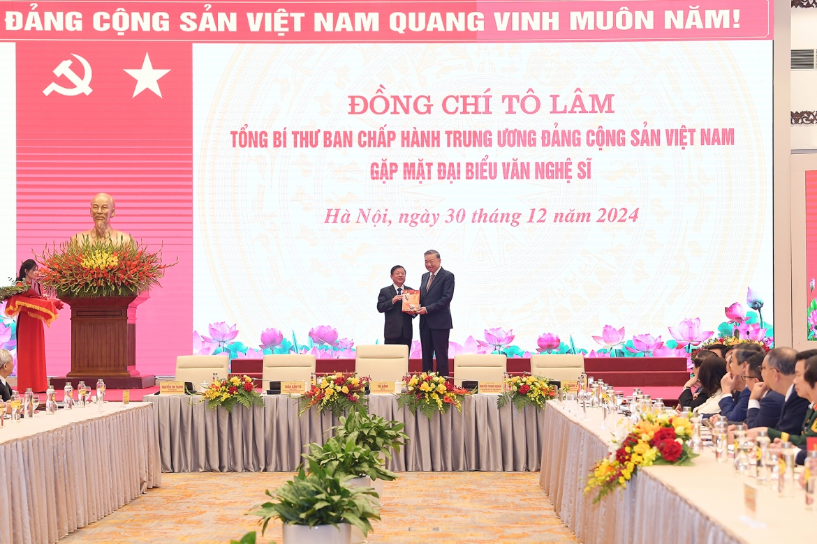 Nhạc sĩ Đỗ Hồng Quân tặng Tổng Bí thư Tô Lâm bản nhạc "Khát vọng vươn mình" - một tác phẩm mới do ông phổ nhạc và nhà thơ Hồng Thanh Quang sáng tác.