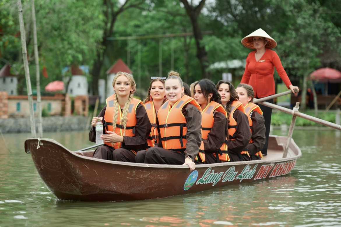 Ngoài tham quan văn hoá địa phương, các thí sinh còn có buổi gặp gỡ giao lưu tại Đại học Nam Cần Thơ trước khi trở lại TP.HCM 