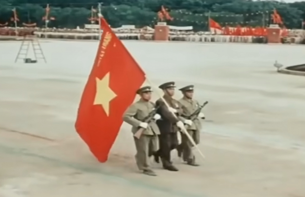 Hình ảnh phim tư liệu về lễ duyệt binh ngày 1/1/1955. (Ảnh: Chụp màn hình)