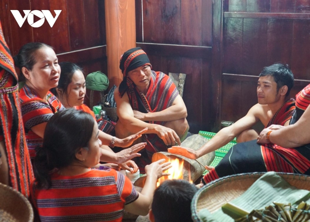 After the harvest, villagers wait for the village chief to announce the date for the new rice celebration, which is called the Aza Koonh festival. The festival usually takes place during the 12th month of the lunar calendar and is organised once every five years.