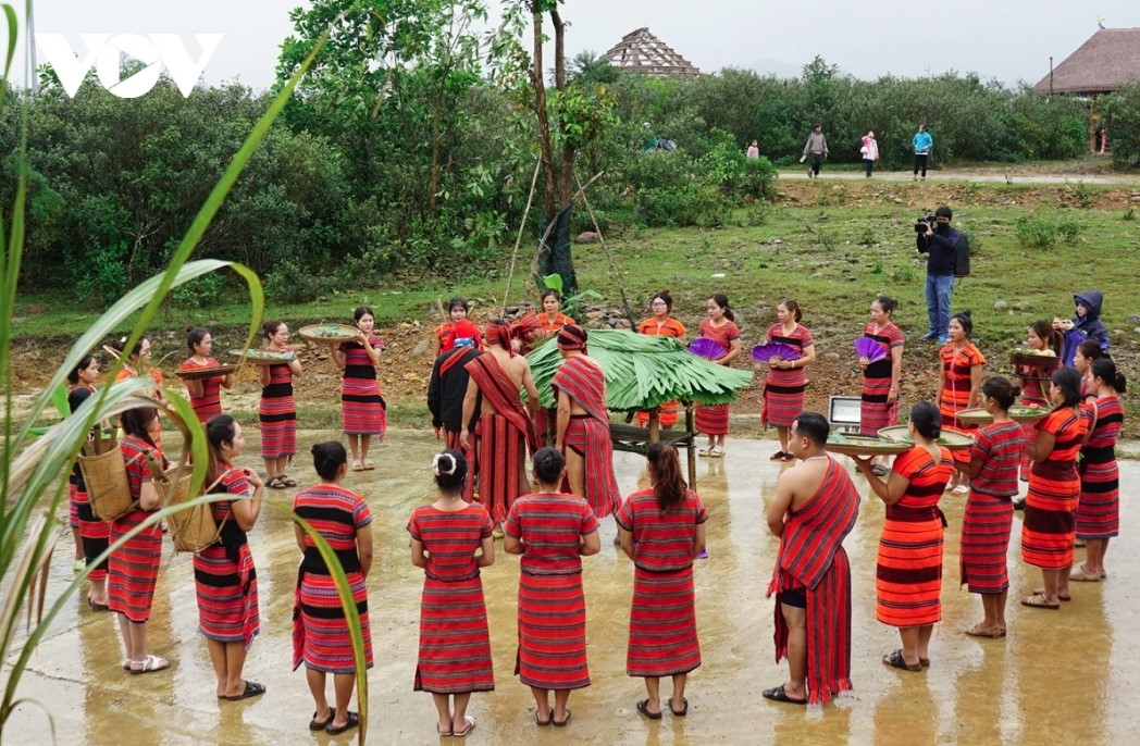 On the designated day, families gather to invite "Mother Rice" to the storage area, marking the first ritual of the new rice celebration.