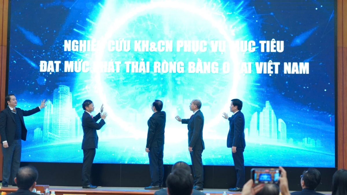 Các đại biểu khởi động công bố chương trình