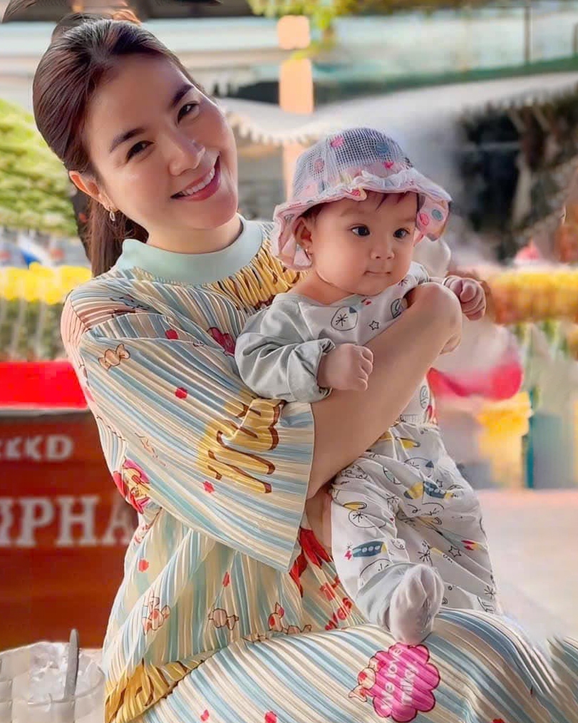 Kha Ly đưa con gái về quê chơi. Em bé 4 tháng tuổi nhà nữ diễn viên được khán giả khen thừa hưởng nét đẹp của mẹ. (Nguồn: FBNV)