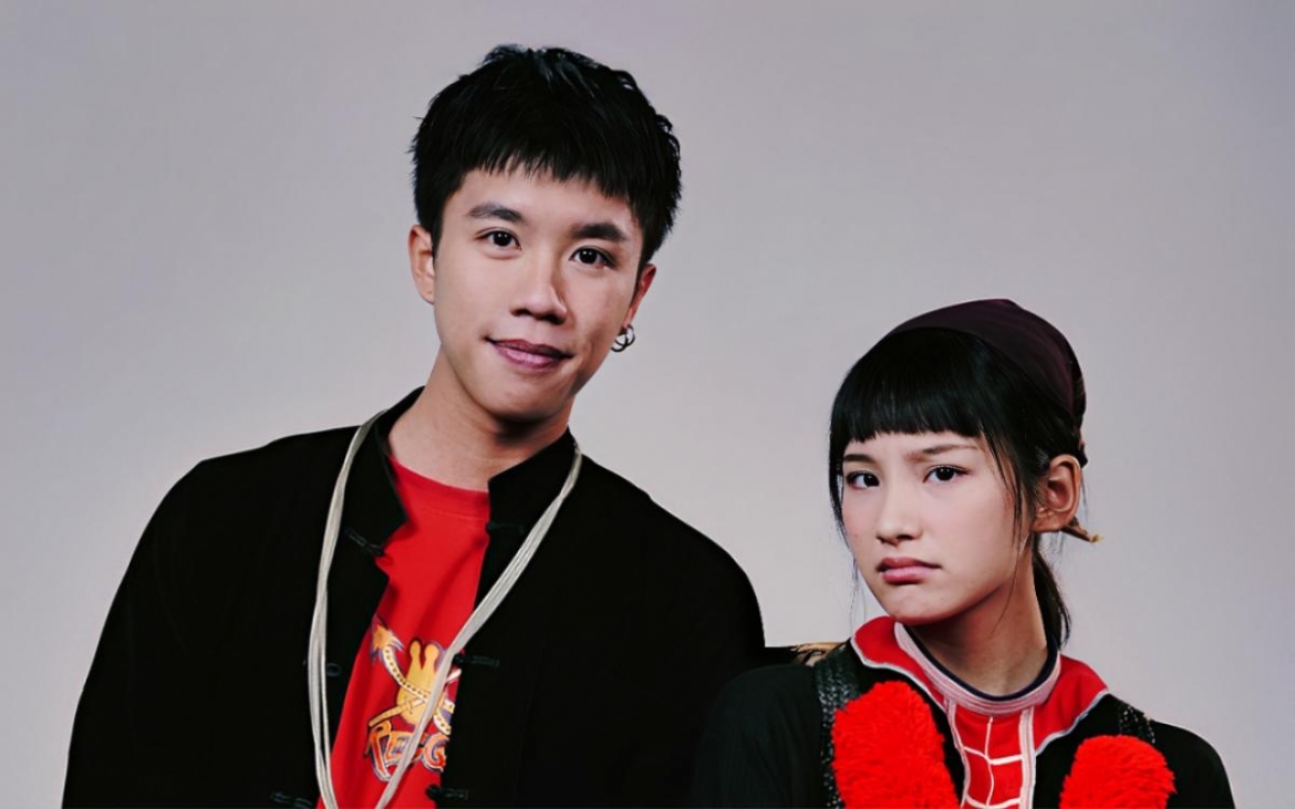 Lấy bối cảnh vùng cao, "Đi giữa trời rực rỡ" xoay quanh cuộc sống của cô gái trẻ người Dao tên Pu. Pu mang trong mình nhiều hoài bão, ước mơ và là niềm tự hào của làng khi trúng tuyển đại học trên thành phố. Tuy vậy, Pu đối mặt với nhiều rắc rối, ngăn trở cô đi học, từ người cha "nát rượu" không thèm lo tiền học cho cô, cho đến sự xuất hiện của Chải, chàng công tử thôn đã yêu Pu từ cái nhìn đầu tiên và muốn cưới cô làm vợ.