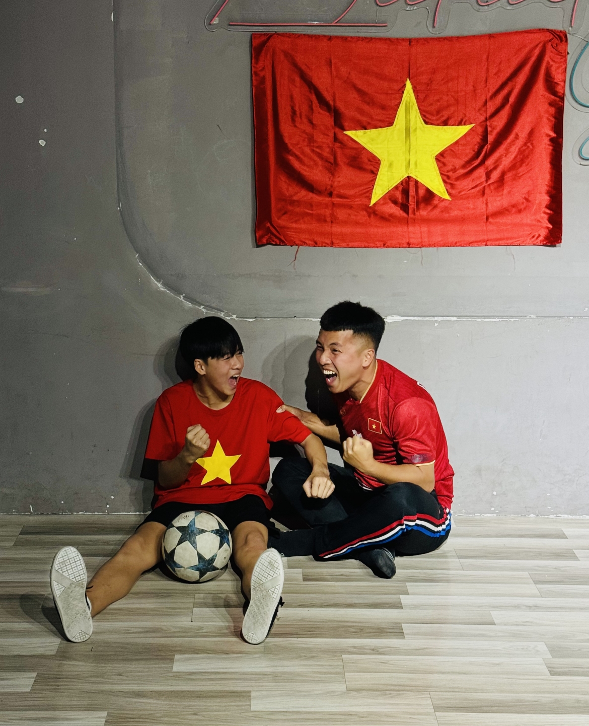 Niềm vui chiến thắng của 2 thầy trò Đỗ Kim Phúc/Cấn Minh Đức. 