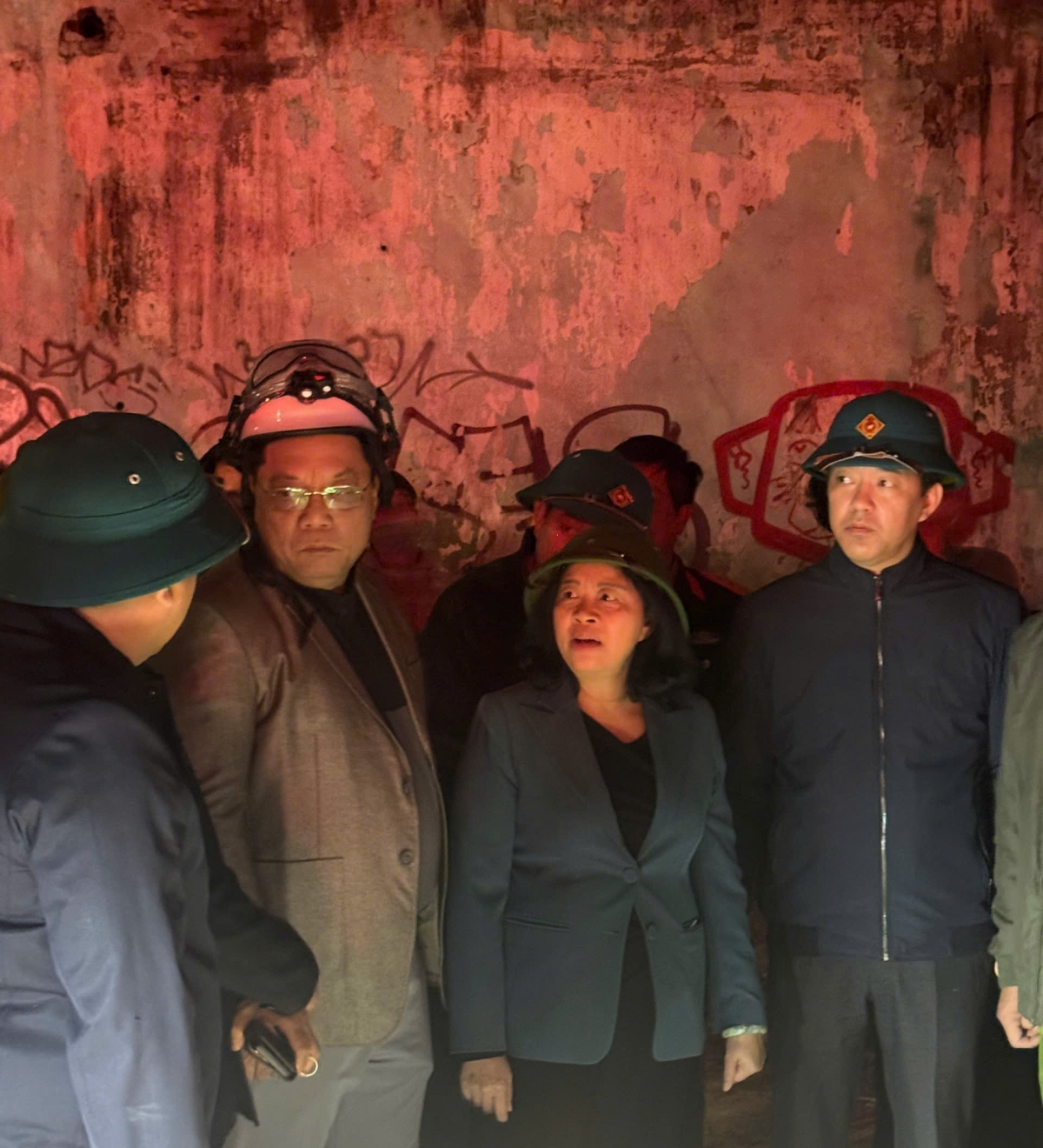 Bí thư Thành ủy Hà Nội Bùi Thị Minh Hoài; Giám đốc công an thành phố Nguyễn Hải Trung đã tới hiện trường chỉ đạo công tác cứu hộ, cứu nạn.