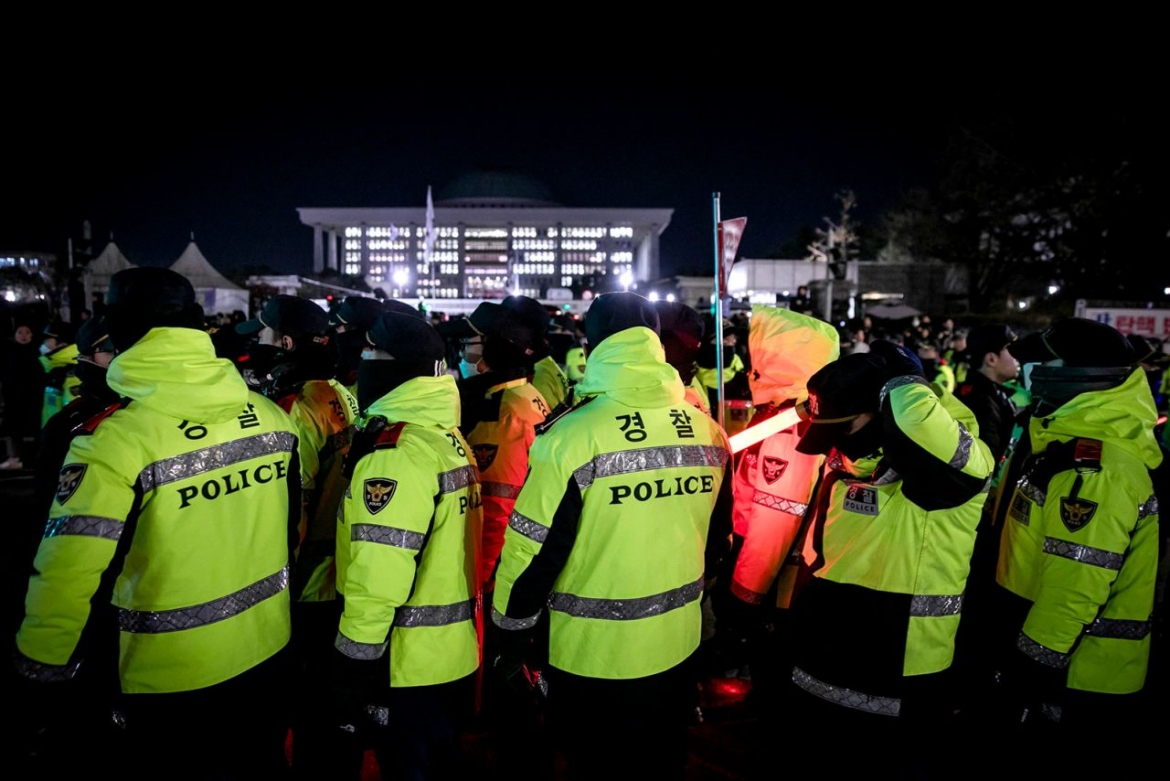 Cảnh sát Hàn Quốc giải tán người biểu tình chống lại lệnh thiết quân luật (Ảnh: Getty Images)