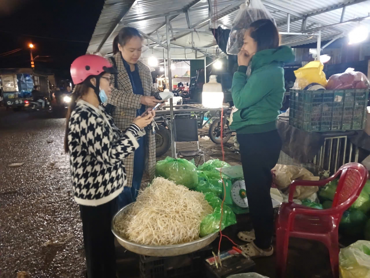 Một điểm bán giá đỗ tại chợ đầu mối Tân Hòa. Tiểu thương bỏ đi khi phóng viên tiếp cận