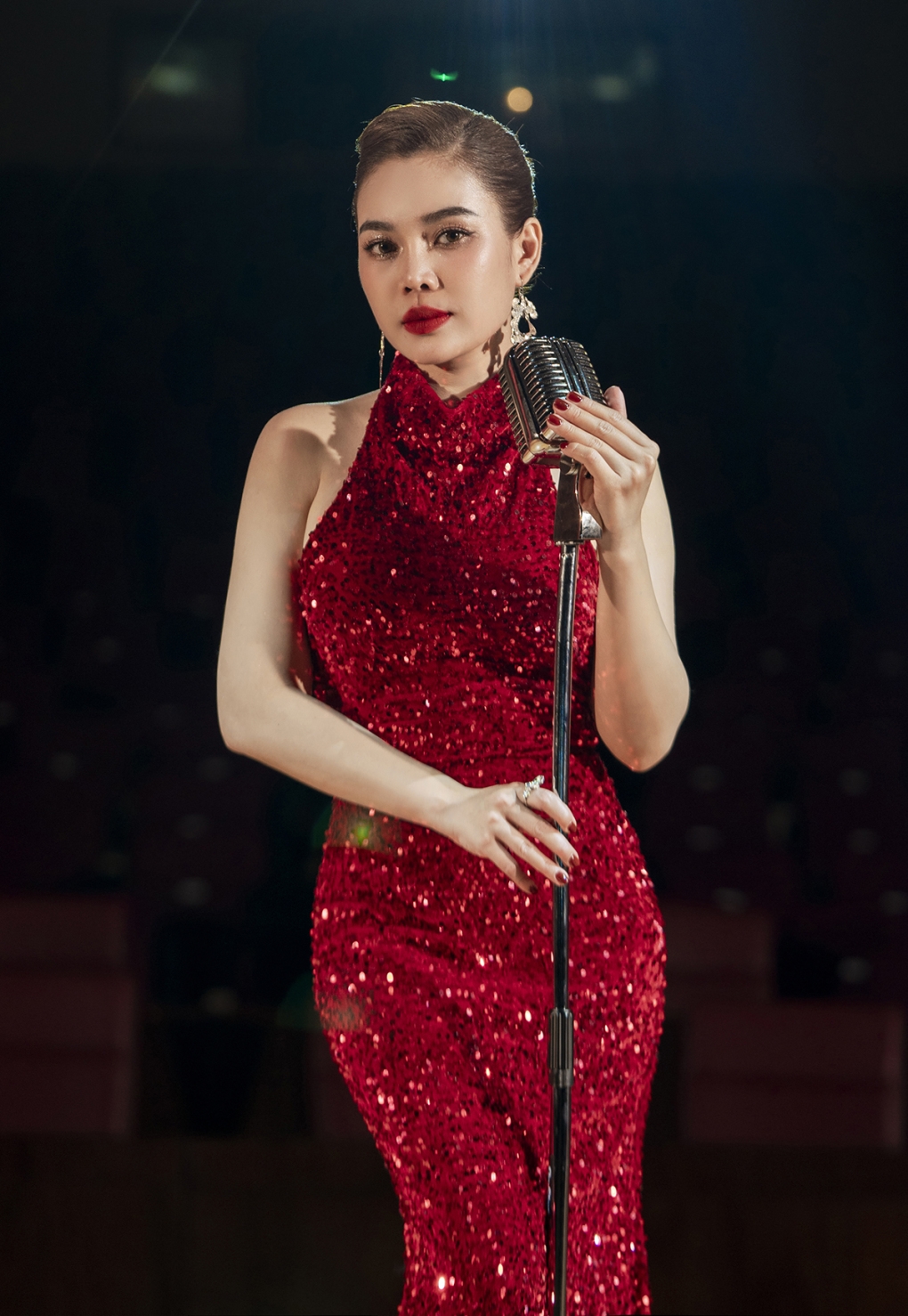 Ca sĩ Giang Hồng Ngọc cho biết khi gặp ông xã cô đã yêu đậm sâu và hiện giữ hôn nhân yên ấm bằng cách đi đâu cũng báo cáo để chồng yên tâm.