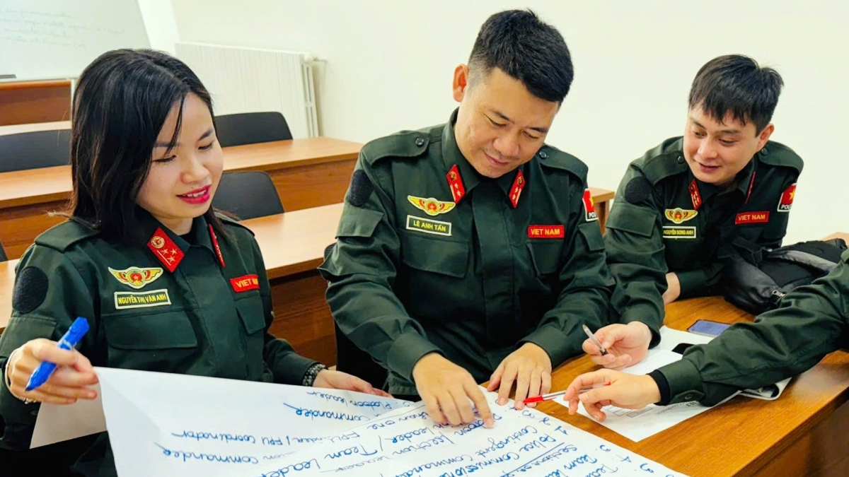 Các sĩ quan Việt Nam thảo luận nhóm tại khóa tập huấn