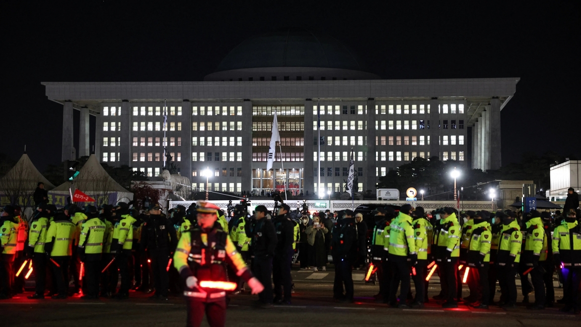 Cảnh sát bên ngoài tòa nhà Quốc hội Hàn Quốc đêm 3/12 rạng sáng 4/12. (Ảnh: Reuters)