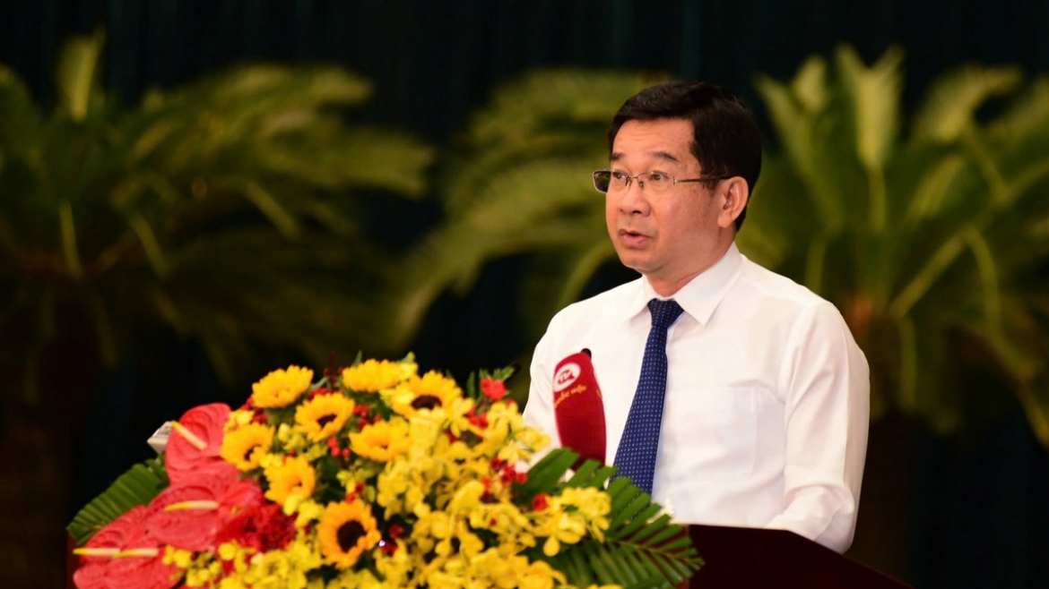 Phó Chủ tịch thường trực UBND TPHCM Dương Ngọc Hải trình bày các tờ trình của UBND TP (ảnh H.A)
