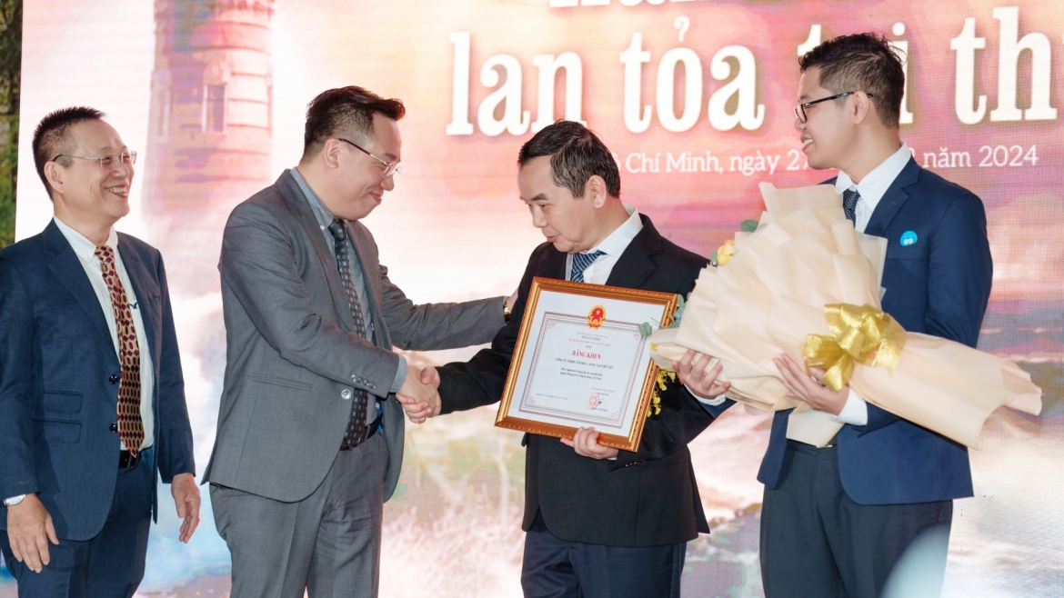 Ông Nguyễn Nguyên – Cục trưởng Cục Xuất bản, In và Phát hành trao bằng khen cho đại diện First News với thành tích đóng góp cho sự phát triển ngành Thông tin và Truyền thông Việt Nam nhân dịp kỷ niệm 30 năm ngày thành lập.