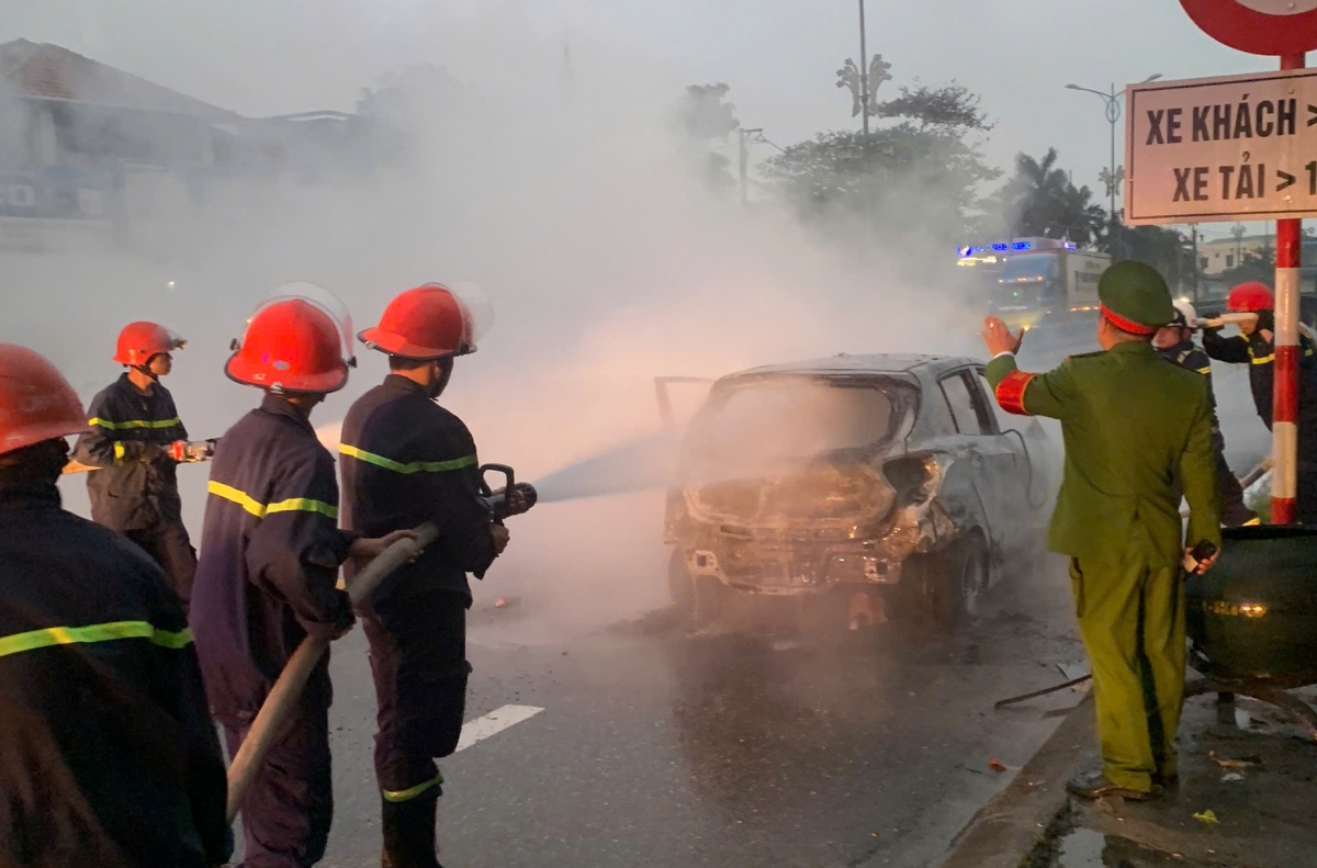 Hiện trường xảy ra vụ cháy ô tô con trên Quốc lộ 1A- Ảnh Công an Quảng Trị