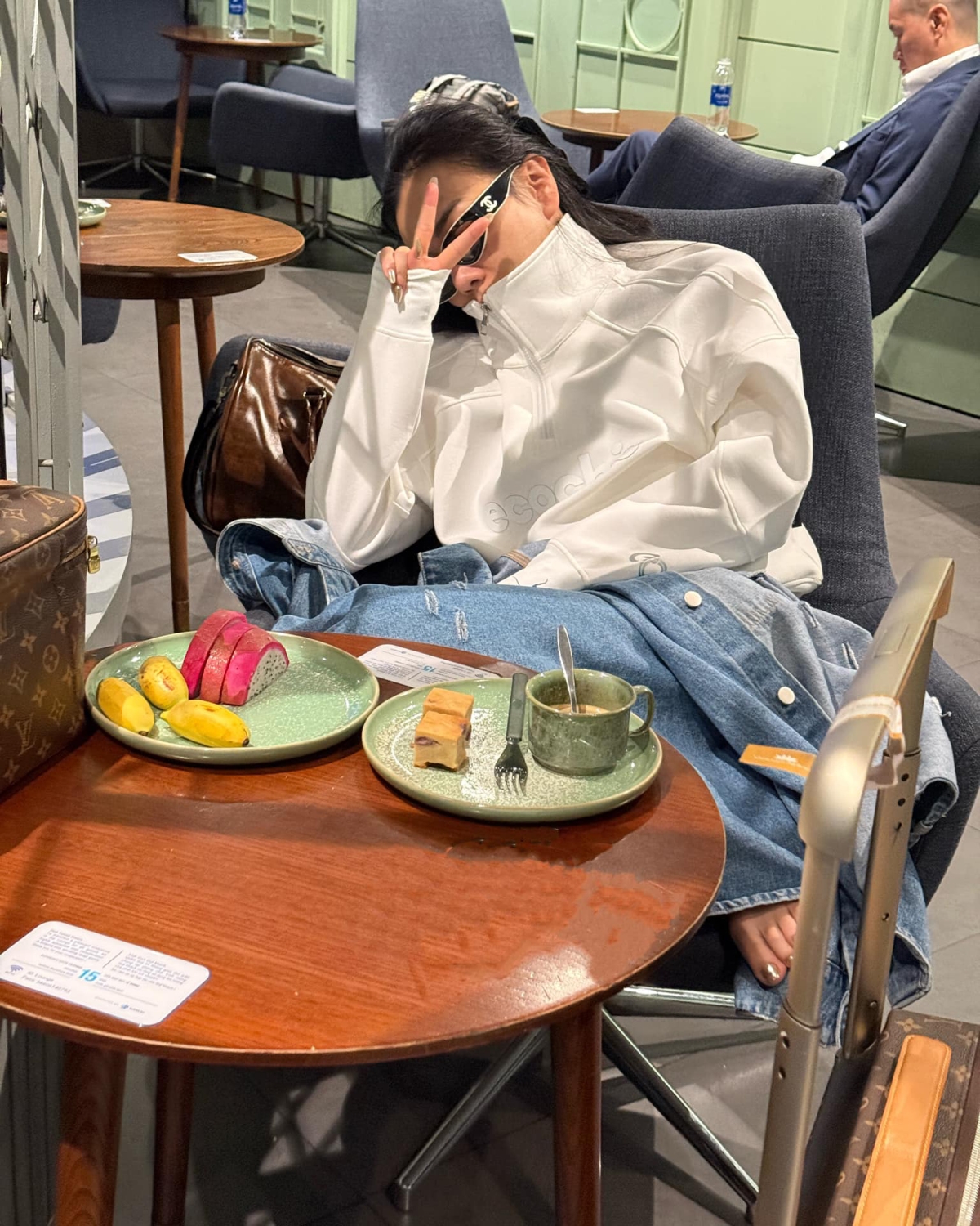 Phương Oanh cho biết vì dính cúm A nên dù nhớ hai con, cô cũng thực hiện cách ly ngay khi về đến nhà. Cô vừa có chuyến công tác ở TP HCM để quay hình gameshow. (Nguồn: FBNV)